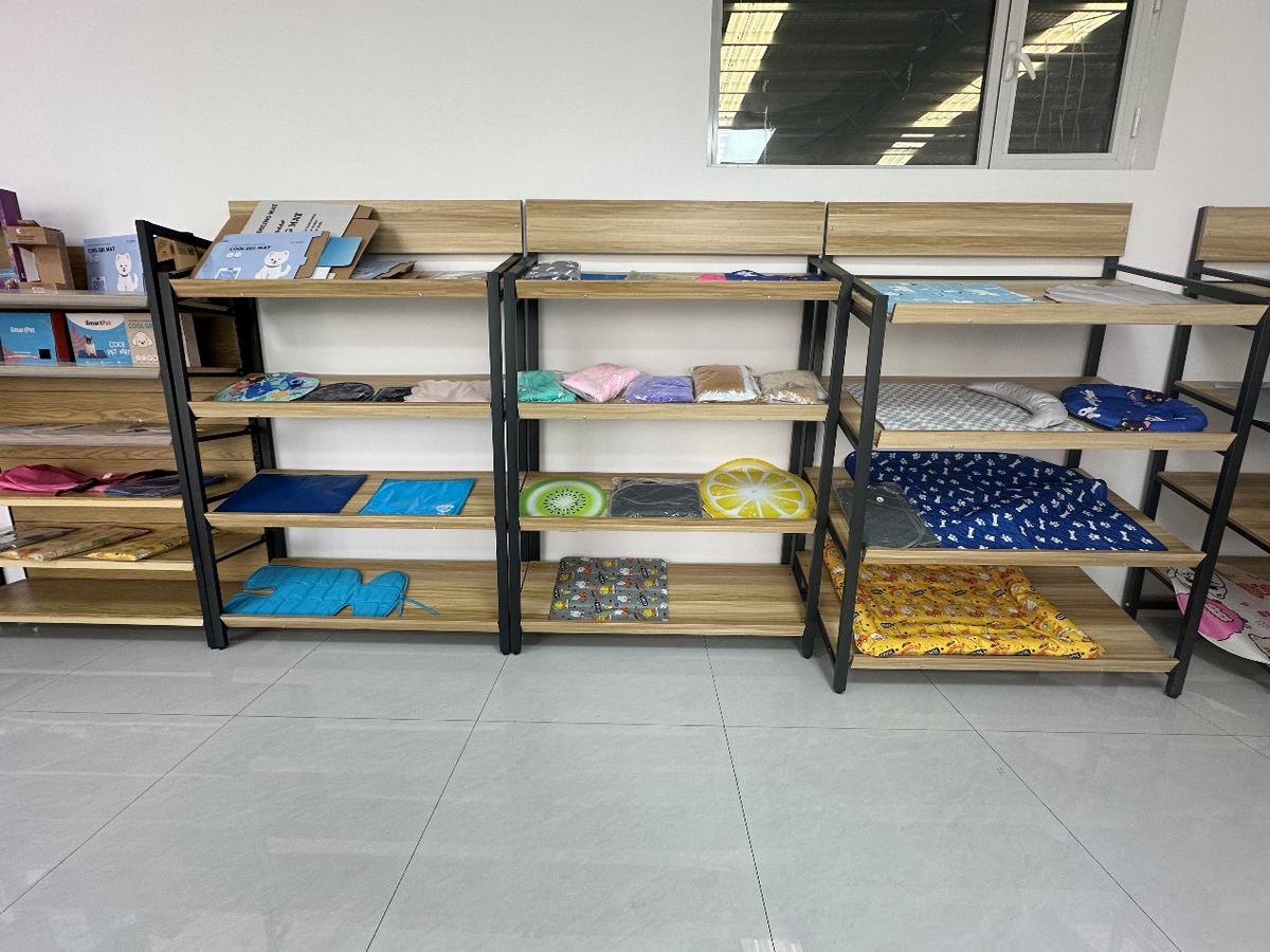 LINYI TUOHAI showroom display, view 2